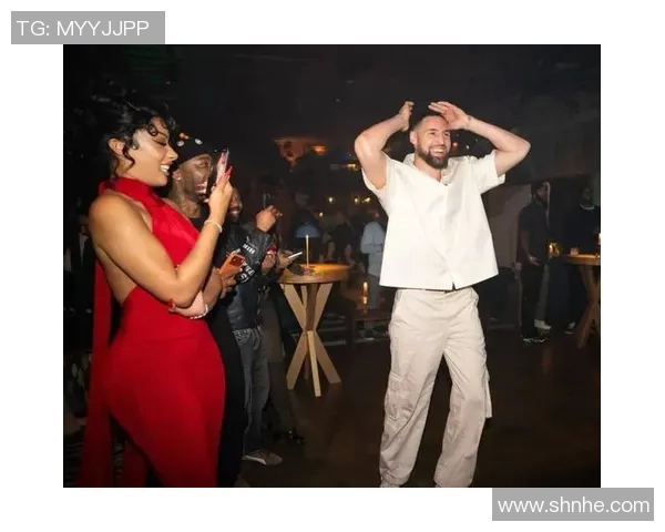 克莱庆生与父母同框女友晒照甜蜜祝福KlayDay温馨瞬间尽显家庭温暖